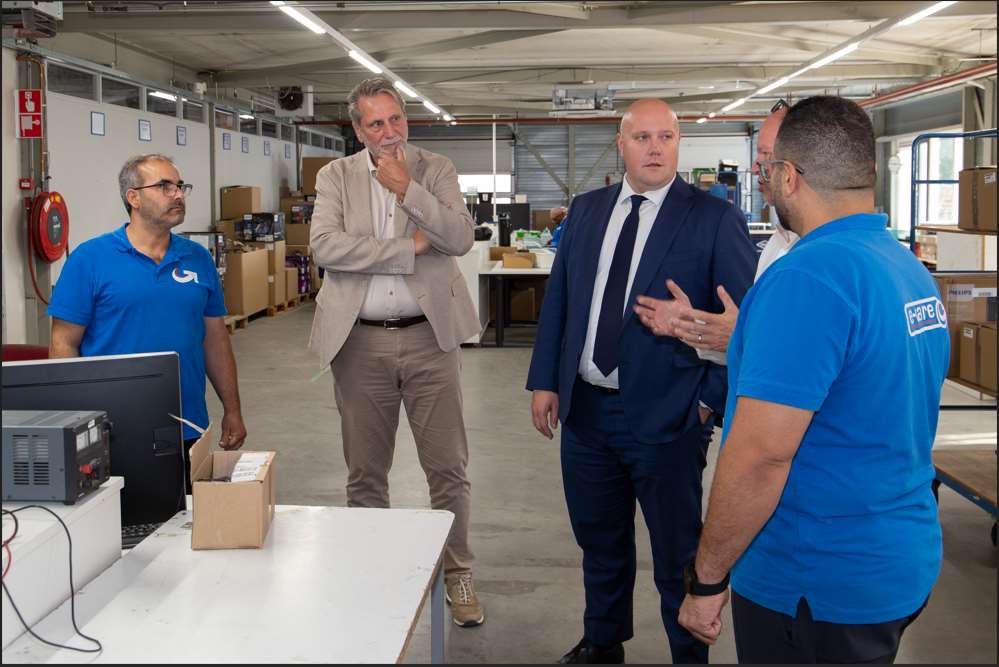 Minister Thierry Aartsen in gesprek tijdens de rondleiding bij E-Care